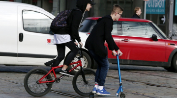 Automašīnas, skrejritenis un riteņbraucējs. Foto: Edijs Pālens, LETA