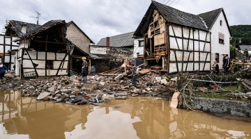 Pussagrautas mājas Šuldes ciemā Vācijā.
Foto — Scanpix