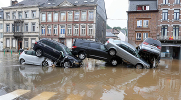 Lietusgāžu sekas Beļģijas pilsētas Vervjē centrā.
Foto — Scanpix