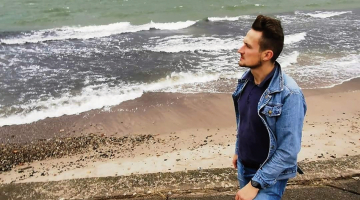 Raidījuma nosaukums LaikApziņa izdomāts ar nodomu, jo laikapstākļi ietekmē mūsu domāšanu. 
«Cik izpētīts, cilvēki labāk jūtas vasarā. Kurš tad vasarā skumst? Citos gadalaikos noteikti vairāk!» prāto Daumants.
Foto no privātā arhīva