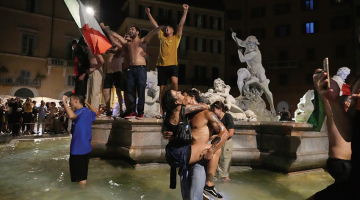 Itāļu futbola līdzjutēji līksmo Piazza Navona laukuma strūklakā Romā pēc savas valstsvienības uzvaras Eiropas čempionātā. FOTO — Scanpix