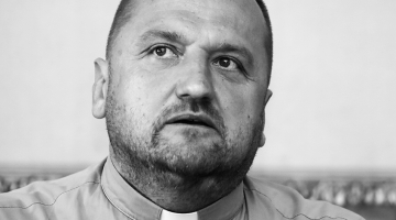 Bruknas kopienas vadītājs Andrejs Mediņš: kopienā notiekošais «nav šo šakāļu — žurnālistu un sabiedrības — vērta informācija».
Foto no LETA arhīva