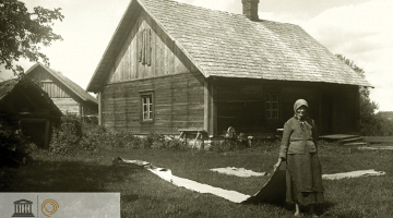 Lina audekla balināšana Madonas apriņķa Kalsnavas pagasta Jaunrūcēnu mājās 1928. gada 12. jūnijā. Fotografēja Jevgēnijs Eniņš