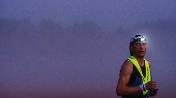 Kas, skrienot 100 kilometrus, noris sportista galvā? «To buķeti nevar vienā vārdā raksturot! No sevis motivēšanas līdz lamāšanai, no mierināšanas līdz skubināšanai,» saka ultramaratonists Toms Komass. Tik garā distancē lielu lomu spēlē it viss — uzturs, laikapstākļi, apģērbs un apavi.
Foto — Aija Valtmane