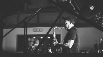 Saksofonists Deniss Paškevičs savus eksperimentus trīs dienu garumā īstenojis Reformātu baznīcā Vecrīgā — leģendām apvītajā Rīgas skaņu ierakstu studijā