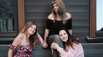 No kreisās: Alise Zariņa, Liene Linde, Marta Elīna Martinsone.
Foto — Reinis Inkēns