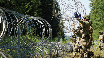 Lietuvas armijas karavīri izvieto dzeloņstieples uz robežas ar Baltkrieviju pie Druskininkiem.
Foto — Scanpix