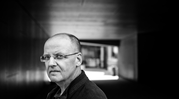 «Tagad arī mūsu kultūrā ir tāds stāvoklis, kurā sabiedrība ir kļuvusi gļēva un tai vairs nav īstu emociju,» domā rakstnieks Egīls Venters.
Foto — Kristaps Kalns