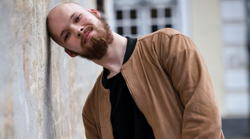 Trīs mēnešus pēc Covid-19 pārslimošanas Danielam Simsonam izkrita mati.
Foto — Ieva Salmane