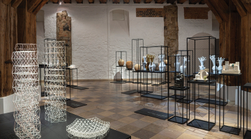 Izstādē skatāmi 19 Baltijas mākslinieku darbi, priekšplānā — Martinsona balvas 2021 ieguvēja Daiņa Pundura Porcelāns un apzinātie sapņi.
Foto — Didzis Grodzs