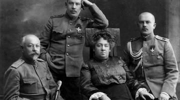 Aizamūras robežsargu brigādes pulka komandieris pulkvedis Pēteris Mežaks ar ģimeni — sievu Alisi (dzimusi fon Laurentija), dēliem Lorisu un Egonu Anatoliju. Ap 1910. gadu. No Ērika Jēkabsona privātā arhīva