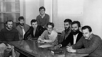 Žurnālu Avots un Rodņik redakcija nepilnā sastāvā 1986. gada rudenī. No kreisās: Normunds Naumanis, Gints Jansons, Oļegs Mihaļēvičs, Klāvs Elsbergs, Andra Neiburga, Aivars Tarvids, Vladis Spāre, Aivars Kļavis. 
Arhīva foto