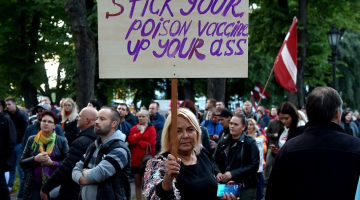 Pikets Vecrīgā pret obligātu vakcināciju. Foto: Zane Bitere, LETA