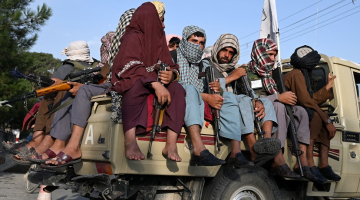Talibu kaujinieki patrulē Kabulas ielās 23.augustā. Foto: AFP/Scanpix/LETA