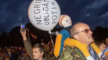 Mītiņš pret obligāto "Covid-19" vakcināciju 18.augustā pie Ministru kabineta. Foto: Edijs Pālens, LETA