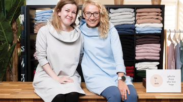 Anna Andersone 
(pa labi), SIA Be-With dibinātāja un īpašniece, un uzņēmuma operatīvā vadītāja Karīna Plotņikova, bez kuras enerģijas un pozitīvisma veiksmīgu darbu uzņēmumā īpašniecei grūti iedomāties.
Foto — Ieva Salmane