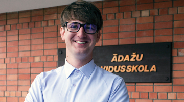 «Diemžēl tā ir — kļūstot par skolotāju, vairums profesionāļu finansiāli zaudē. Runājot ar citiem Mācītspēka dalībniekiem, sapratām, ka mums visiem ir bijusi izvēle starp labi apmaksātu darbu un skolotāja darbu, kurā gūt gandarījumu un dot ieguldījumu Latvijas attīstībai, bet nesaņemt atbilstošu samaksu,» saka jaunais fizikas skolotājs Jēkabs Krīgerts.
Foto — Ieva Salmane