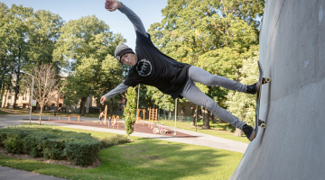 Attālināto mācību laikā Juris ar draugiem izveidoja savu apģērbu zīmolu Krabikcrew un uzskata, ka bez formālās izglītības varētu iztikt.
Foto — Reinis Hofmanis