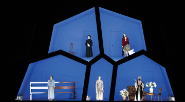 Izrādes scenogrāfe — Ieva Jurjāne.
Foto — Kristaps Kalns
