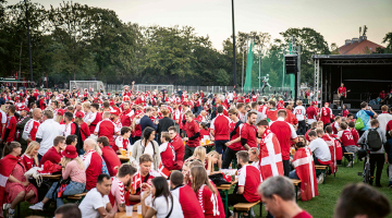 Dāņu futbola līdzjutēji 7. septembrī sapulcējušies kādā no Kopenhāgenas parkiem, lai kopā skatītos nākamā gada pasaules kausa kvalifikācijas spēli starp Dāniju un Izraēlu. Dānija pagājušajā piektdienā kļuva par pirmo ES valsti, kas atcēla visus atlikušos koronavīrusa ierobežošanas pasākumus. Sabiedrības uzticēšanās vakcīnām ļāvusi sasniegt augstu imunizācijas līmeni.
Foto — Scanpix