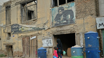 Bērni Kabulas centrā dodas pēc ūdens. Foto: AFP/Scanpix/LETA