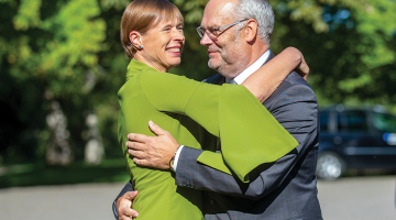 Igaunijas prezidente Kersti Kaljulaida pēc balsojuma 31. augustā sveic jaunievēlēto valsts vadītāju Alaru Karisu.
Foto — Scanpix