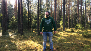 Katrs pētnieks sapņo uziet kaut ko nebijušu, taču Ropažu ogļu kalniņu atklājējam Uģim Urtānam ir sava profesionālā mēraukla. «Tas patiešām man nekad nav bijis būtiski — vai es to atrodu vai kāds cits. Svarīgi ir visu līdz galam izprast. Atšķetināt intrigu.»
Foto — Ieva Puķe