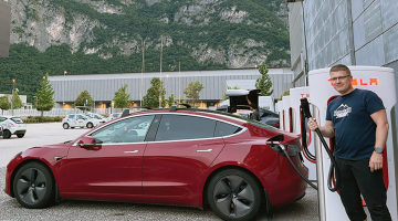 Māra Baltiņa ģimene ar savu Tesla Model 3 dodas arī garos ceļojumos — šovasar divreiz bijuši Itālijā.
Foto no privātā arhīva
