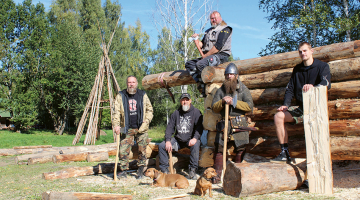Priekšplānā no kreisās: Juris, Valdis, Kaspars, Jēkabs; augšā sēž Uģis.
Foto — Toms Tauriņš