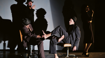 Izrādes protagonistu Bruno (Arturs Krūzkops) un Gaja (Kārlis Reijers) izpildītais gliemežu mīlas balets ir drusku pretīgs un vienlaikus intriģējošs — kā jau viss, kas ir nepazīstams un citāds.
Foto — Margarita Germane