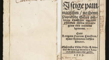Kanīzija katehisma (1585) oriģināls apskatāms LNB izstādē Atgriešanās. Senākā dzīvā grāmata latviešu valodā, taču grāmata ir arī digitalizēta un iznākusi faksimilizdevumā.
LNB publicitātes foto