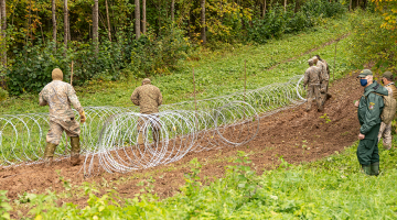 Pirmais kilometrs pagaidu žoga uz Latvijas un Baltkrievijas robežas uzstādīts septembra beigās, turklāt dzeloņstieples bija nevis pašu pirktas, bet gan Slovēnijas dāvinātas.
Foto — Māris Justs