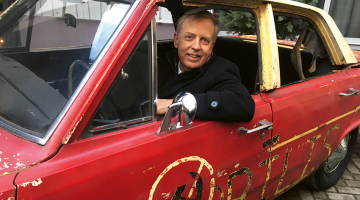 «Plymouth Valiant motoram ir ļoti laba slava, un bija tāds vīrišķīgs izaicinājums — vai to varēsim atjaunot un iedarbināt. Par filmēšanos gan sākumā šaubījos, bet tad sapratu: tur ir stāsts!» Juris Bļodnieks stāsta par dokumentālo filmu, kuru no 30. novembra varēs redzēt arī vietnē Filmas.lv.
Foto — Ieva Puķe