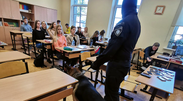 Kinologs Gints Vuškāns kopā ar narkotiku un cigarešu saodēju Darvinu pārbaudēs dodas jau gadus trīs un uzskata — situācija skolās pasliktinās