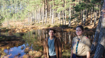 Ķemeru nacionālā parka jaunais reindžers Nauris un gaida Elizabete. Foto – Toms Tauriņš