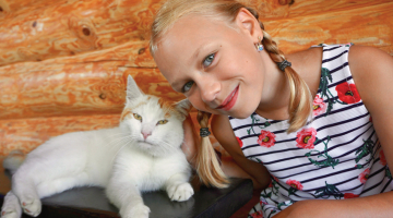 «Es tiešām mīlu dzīvniekus!» saka Rīgas Rīnūžu vidusskolas ceturtās klases skolniece Darja Skripkina. Tieši tas, ka dzīvnieki tik ļoti sabīstas no uguņošanas, pamudināja viņu rakstīt par salūtu kaitīgumu. Foto no personīgā arhīva