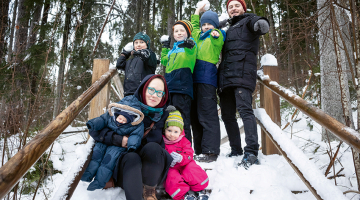 Salnišu ģimene: mamma Līga ar zīdainīti Ādamu un meitu Emmu, tēvs Grigorijs ar dēliem Aleksandru, Paulu un Justu.
Foto — Ieva Salmane