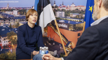 Kersti Kaljulaida sarunā ar Paulu Raudsepu. Foto: Kristīne Madjare