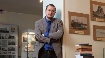 Kaspars Strods: «Man bieži ir prasīts: kāpēc par to raksti, vai pats esi ebrejs? Tad saku: diemžēl ne, bet es tiešām gribētu būt. «Īstie latvieši» — tas ir tāds mitoloģisks formulējums.»
Foto — Māris Justs