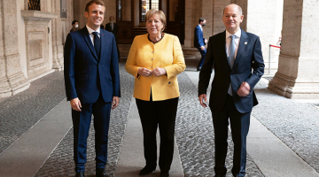 Francijas prezidents Emanuēls Makrons (pa kreisi), Vācijas kanclere Angela Merkele un Vācijas finanšu ministrs Olafs Šolcs G20 valstu samitā Romā oktobra beigās. Merkele bija uzaicinājusi Šolcu līdzi, lai nākamais Vācijas līderis personīgi varētu iepazīties ar citu valstu vadītājiem.
Foto — Scanpix