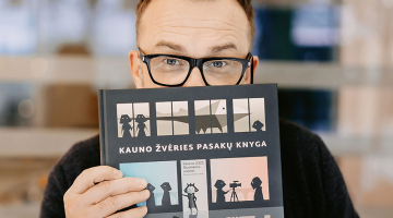 Rītis Zemkausks ar ilustrētu pasaku grāmatu par Kauņas Zvēru — tā vienlaikus ir gan konceptuāla kultūras galvaspilsētas programma, gan  «stāsts par visu, kas Kauņā reiz bijis, nav bijis, bet varēja būt». Grāmatas autori iesaka: «Lasiet, fantazējiet un papildiniet!»
Foto — Martynas Plepys 