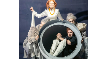 Katram Hamleta varonim ir sava «ēna» jeb sirdsapziņa, kas palaikam darbojas neatkarīgi no viņa paša. Polonija sirdsapziņa — Andis Kurmītis, Ofēlija — Inga Šļubovska-Kancēviča, Hamlets — Andris Ludvigs (centrā) un Klaudija sirdsapziņa — Aigars Larionovs.
Foto — Kristaps Kalns