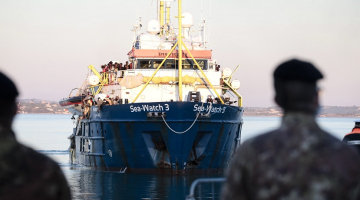 Vācijas migrantu glābšanas kuģis "Sea Watch 3" ar 440 migrantiem uz klāja 31.decembrī ierodas ostā Sicīlijas salā Itālijas dienvidos. Foto: EPA/Scanpix/LETA