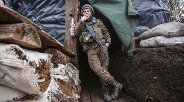 Ukraiņu karavīrs 10. janvārī ierakumos pie robežas ar prokrievisko separātistu kontrolēto Doņeckas reģionu.
Foto — Scanpix