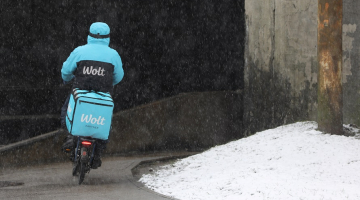 "Wolt" kurjers. Foto: Evija Trifanova, LETA
