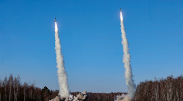 Baltkrievijā pagājušajā nedēļā sākās Krievijas un Baltkrievijas kopējas militārās mācības, kuras ilgs līdz 20. februārim, kad beigsies arī Pekinas ziemas olimpiskās spēles. Baltijas valstis vērsās EDSO ar prasību Baltkrievijai skaidrot mācību norisi. Ukraina tajā pašā dienā arī sāka manevrus. Saeima pagarinājusi ārkārtējo situāciju Latvijas un Baltkrievijas pierobežā.
Foto — Scanpix