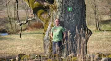 Raksta autors pie Aģes dižozola. Foto: Aivars Liepiņš