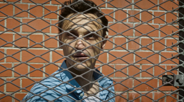 Filmas galvenais varonis Hanss Hofmans (viņu spoži nospēlē izcilais vācu aktieris Francs Rogovskis) ir homoseksuāls vīrietis, kas savu dzīvi vada cietumā  — pēc nacistiskā režīma krišanas viņš, tāpat kā tūkstošiem citu, tika atkārtoti ieslodzīts.
Publicitātes foto