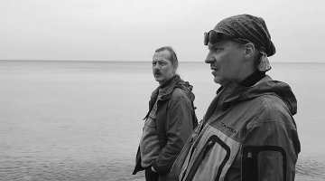 Guntis Berelis (pa kreisi) un Andris Akmentiņš maija nogalē jūrā meklē dzintaru un mazās fosilijas. 
Foto — Andrejs Mārtiņš Grīnbergs