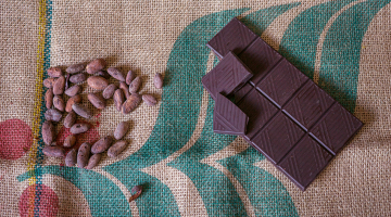Bean-to-Bar jeb amatšokolādes ražotājs pārzina ikvienu tās tapšanas posmu, sākot no pupiņu audzēšanas līdz gatavajai tāfelītei.
Foto — Pixabay.com